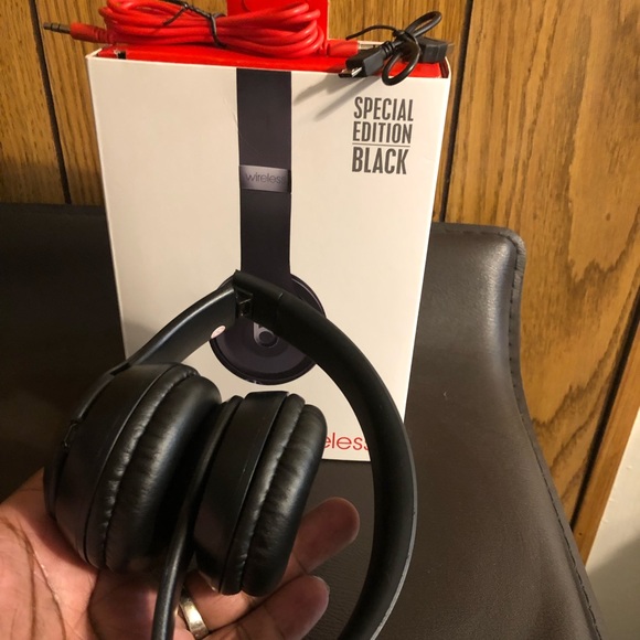 Special Edition Beats Solo 3 Wireless Headphones - Picture 2 of 5
